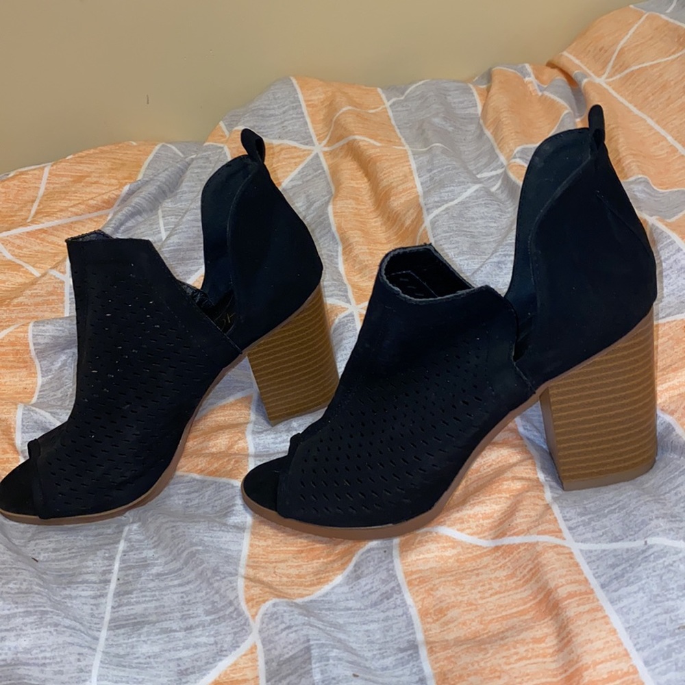 Heels - Picture 2 of 2